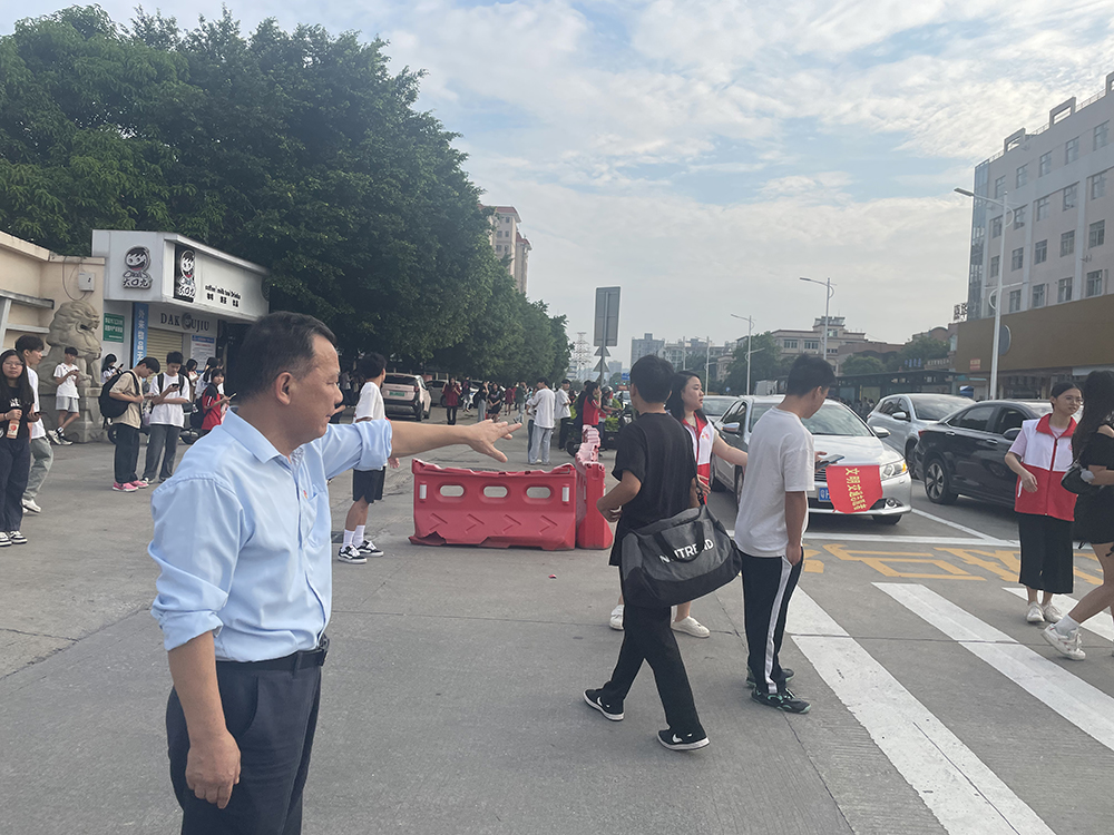 照片17：学校党总支书记、副校长沈小明、副校长谭杰安部署和指导工作