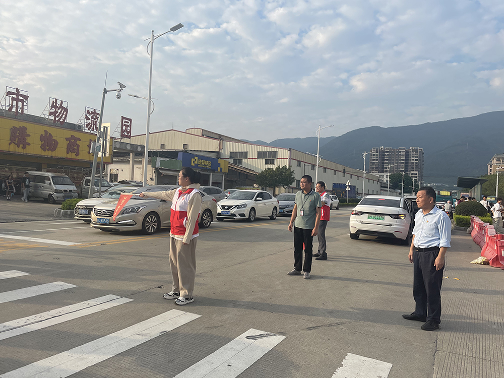 照片18：学校党总支书记、副校长沈小明、副校长谭杰安部署和指导工作
